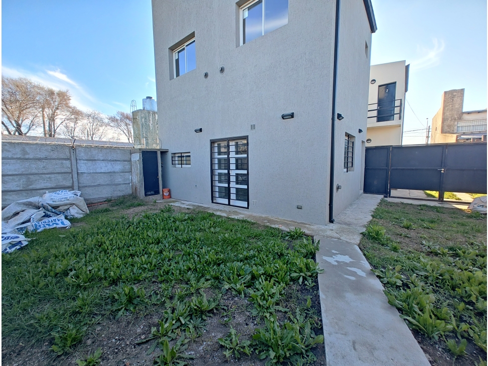 CASA EN ALQUILER - DUPLEX - CON PATIO INDEPENDIENTE - 5