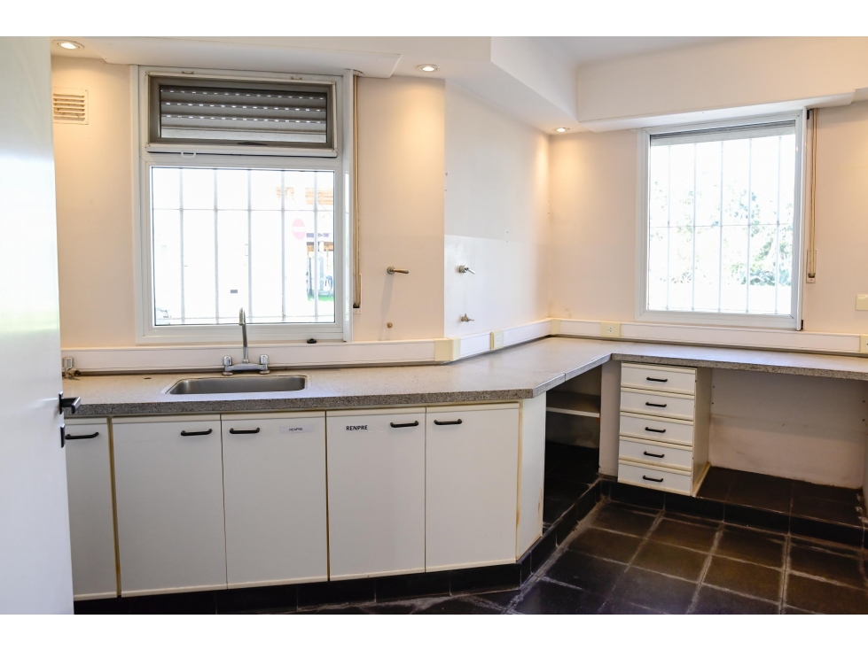 PROPIEDAD EN VENTA PARA USO PROFESIONAL ZONA CERRITO TANDIL - 4