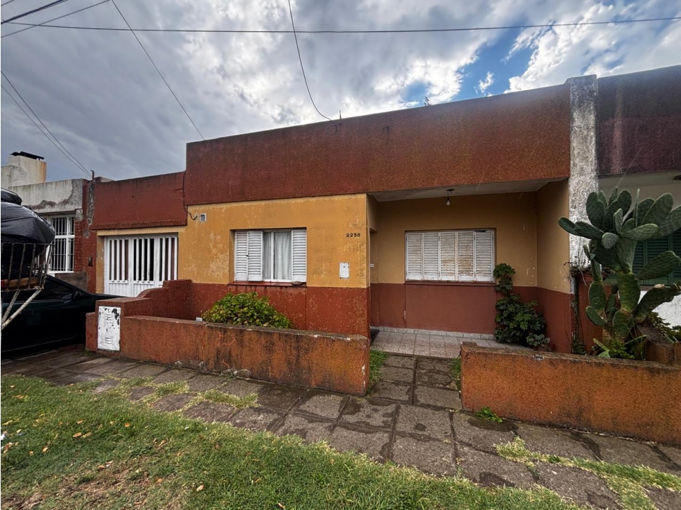 CASA EN VENTA / PERMUTA CON AMPLIO LOTE ZONA VILLA AGUIRRE TANDIL - 1