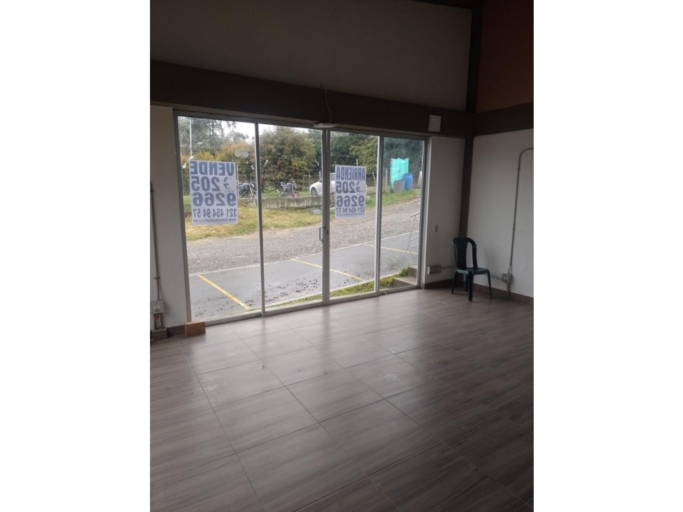 SE VENDE LOCAL COMERCIAL EN URBANIZACIÓN, MARINILLA. - 3