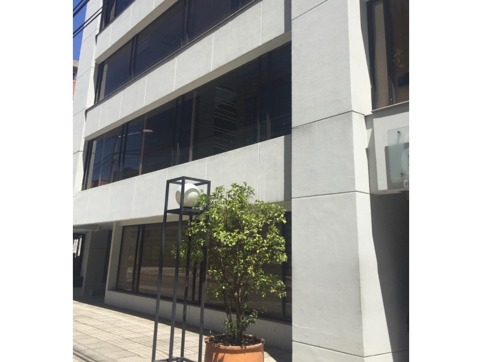 VENTA OFICINA 94m2 REMODELADA EXTERIOR CHICO