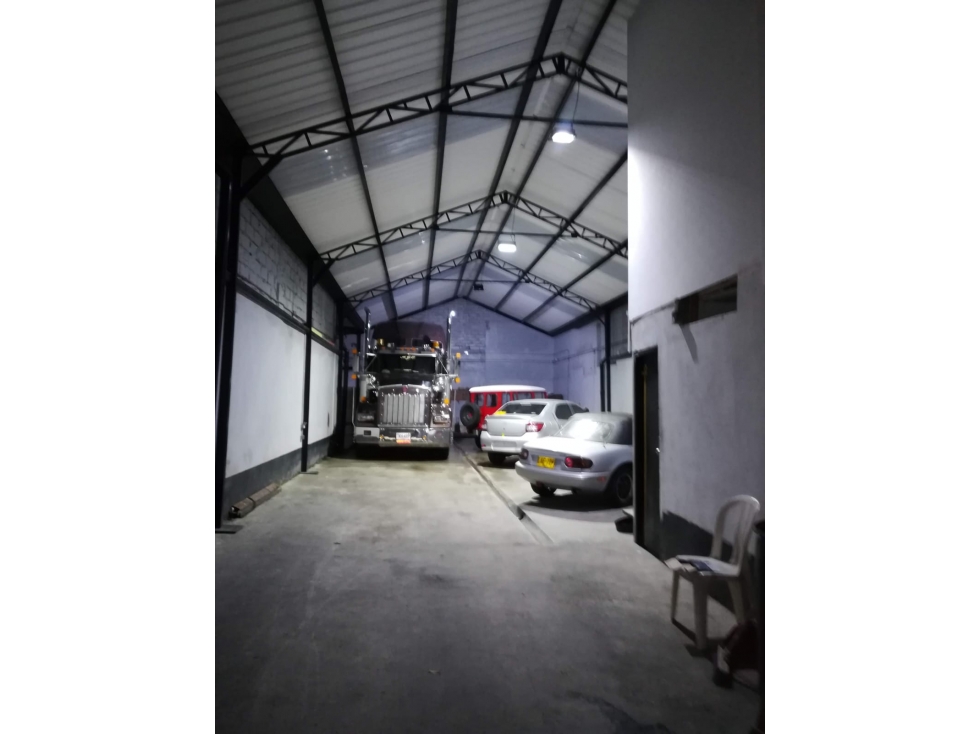 BODEGA RENTANDO EN BELEN. PUERTA CAMION
