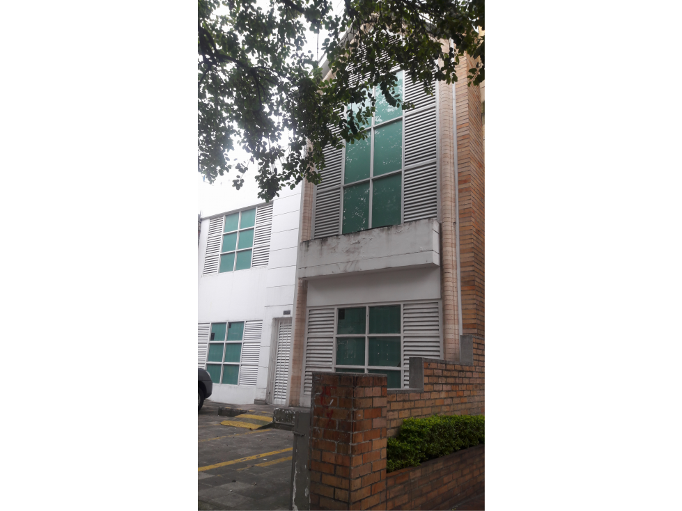 VENDO CASA COMERCIAL PARA OFICINAS O EPS EN VERSALLES CS 7211742