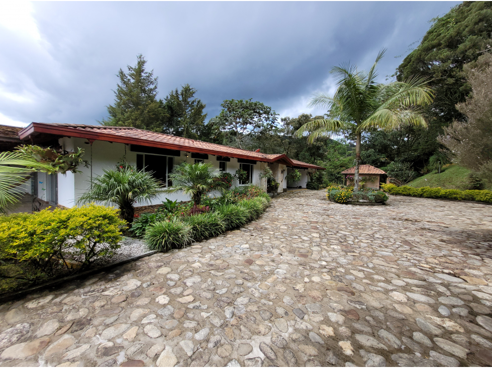 SE VENDE HERMOSA FINCA EN EL RETIRO