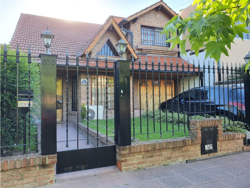 Casa de 4 ambientes con parque y piscina en VENTA - Ituzaingó Norte