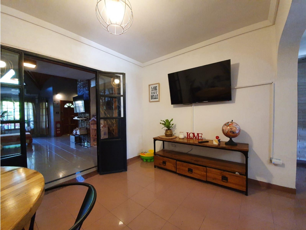 Casa de 4 ambientes con parque y piscina en VENTA - Ituzaingó Norte — foto 3