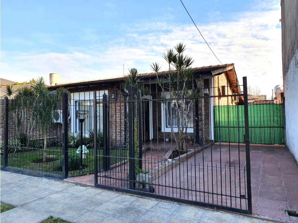 Casa de 3 amb. con quincho y piscina en VENTA, Ituzaingó Norte.