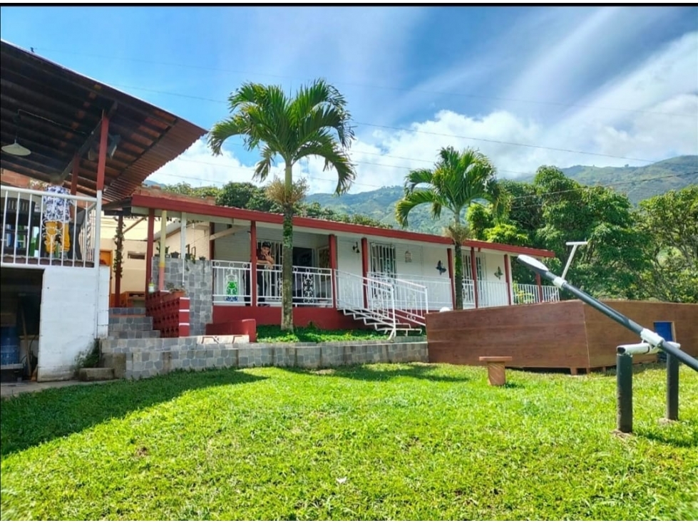 Se vende Casa campestre en Girardota con piscina parque de las aguas