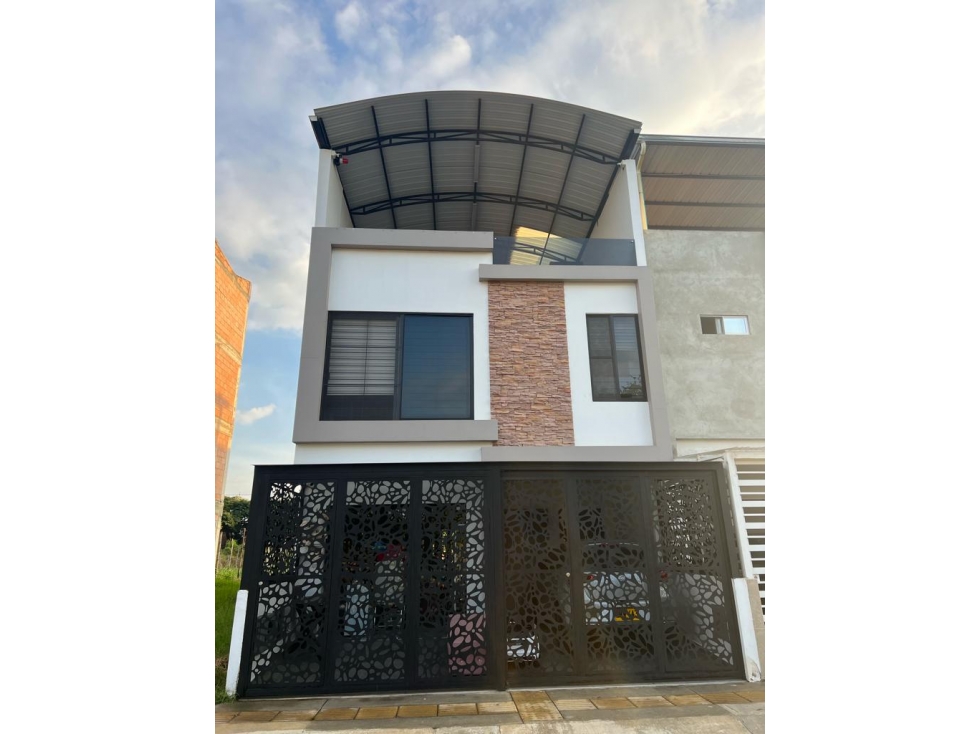SE VENDE CASA EN VILLA MAGNA - CIUDAD 2000 EXCELENTE UBICACION