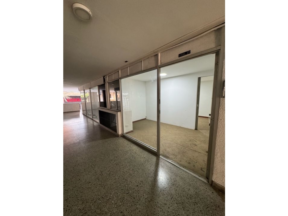 SE VENDEN LOCAL COMERCIAL EN AV. SEXTA