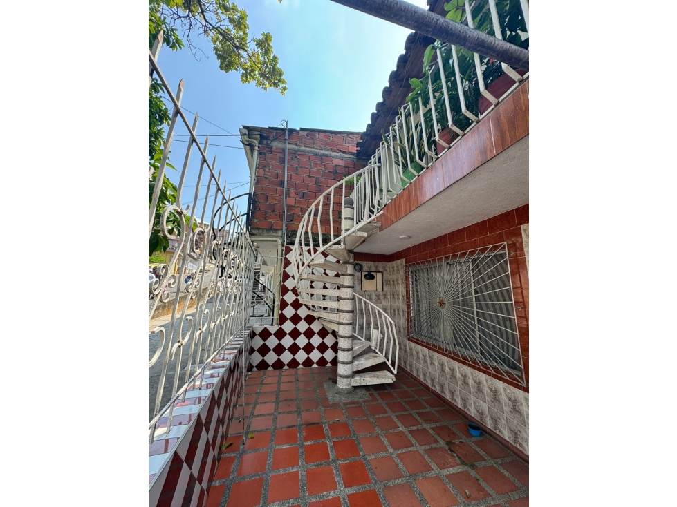 SE VENDE CASA EN EL SUR BARRIO LOURDES DE 2 PISOS