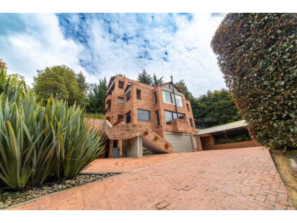 VENDO CASA AMOBLADA EN COLINA DE LOS VIENTOS