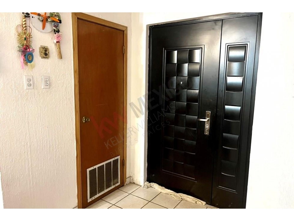 CASA EN VENTA DE 5 RECAMARAS CON AMPLIOS ESPACIOS Y CON 2 RECAMARAS EN PLANTA BAJA CON BAÑO COMPLETO CADA UNA, EN ZONA CAMPESTRE.. LISTA PARA REMODELAR!! - 1