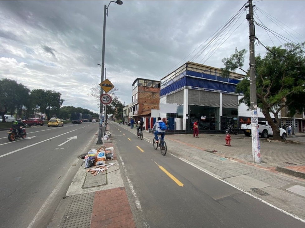 Vendo local comercial esquinero rentando 0.6% AR