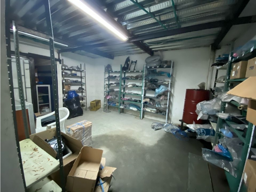 Vendo local comercial esquinero rentando 0.6% AR - 4