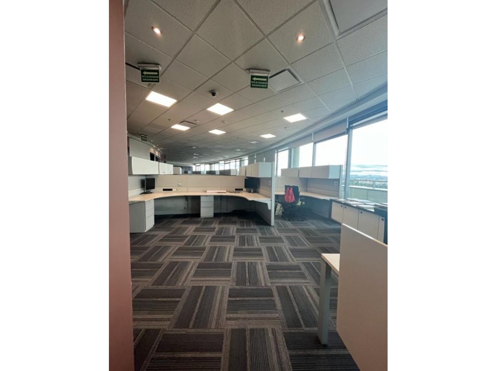 Arriendo oficina semi- amoblada de 1600 metros enTITAN PLAZA. AR — foto 2