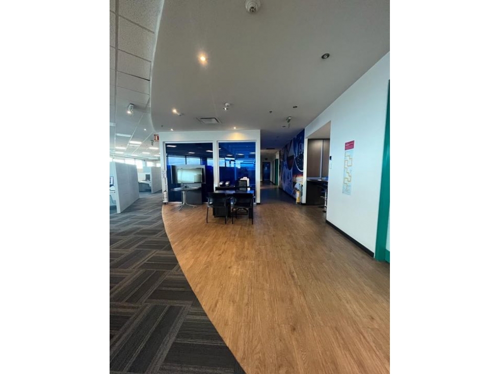 Arriendo oficina semi- amoblada de 1600 metros enTITAN PLAZA. AR — foto 4