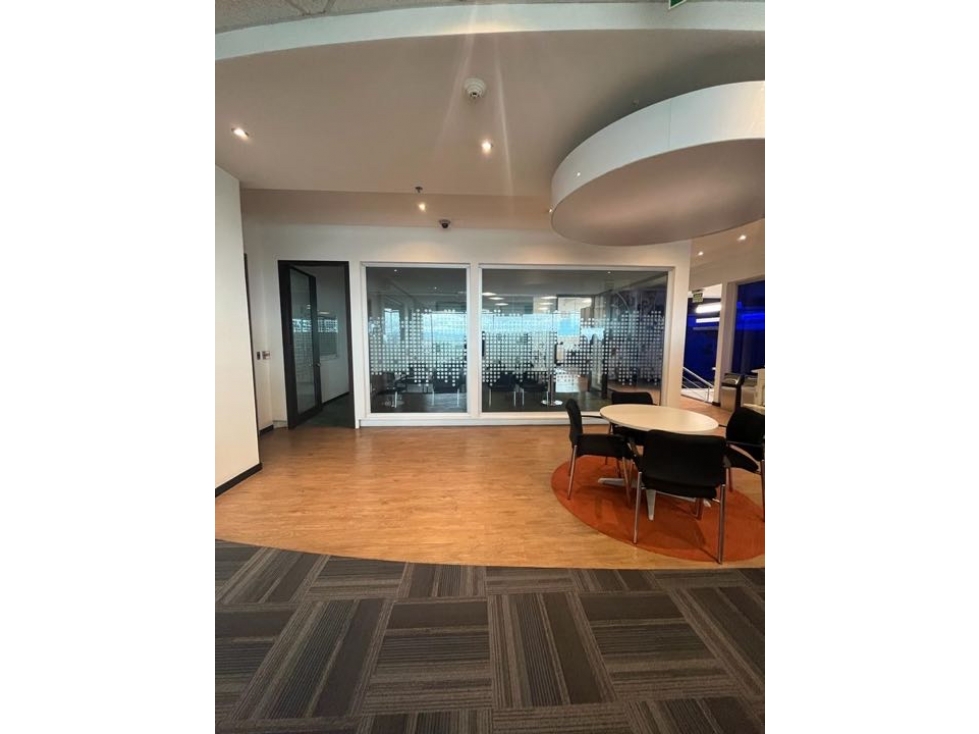 Arriendo oficina semi- amoblada de 1600 metros enTITAN PLAZA. AR — foto 5