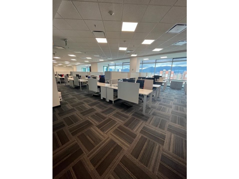Arriendo oficina semi- amoblada de 1600 metros enTITAN PLAZA. AR — foto 6