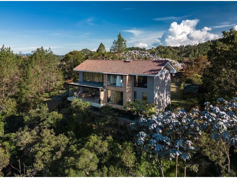 VENTA CASA CAMPESTRE RODEADA DE RESERVA, VÍA EL RETIRO