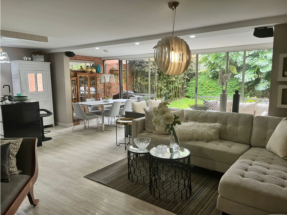 CASA PARA LA VENTA REMODELADA HERMOSA EN ENVIGADO CCZ
