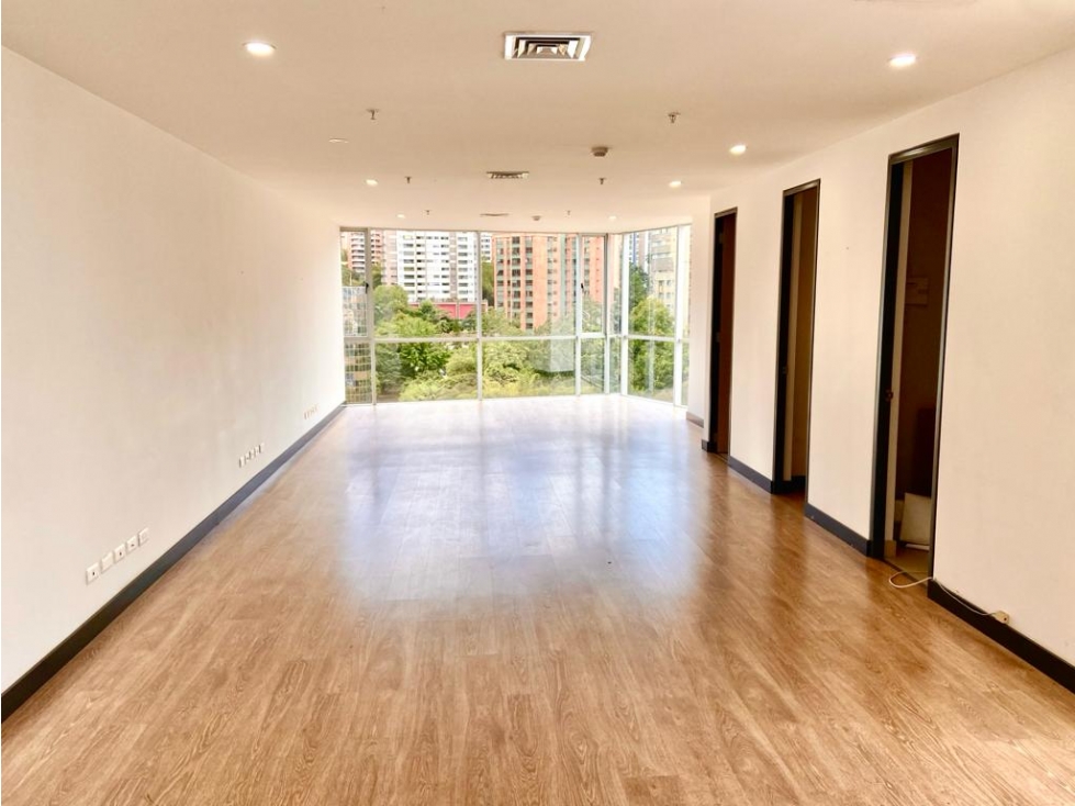 VENTA Y ARRIENDO DE HERMOSA OFICINA EN MANILA EL POBLADO SRA — foto 2