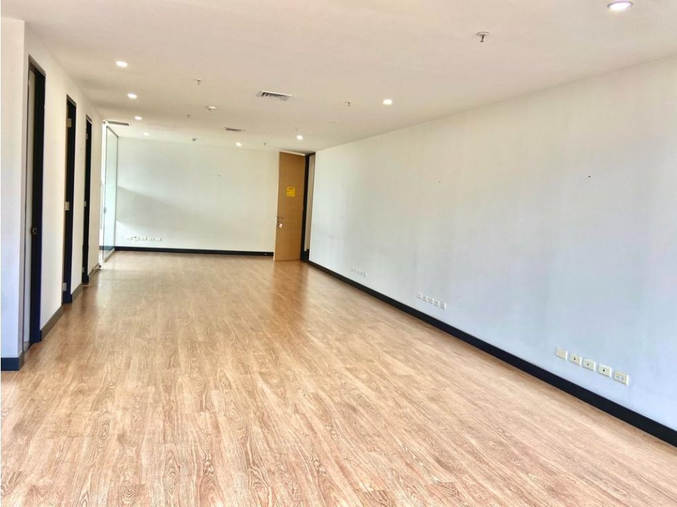 VENTA Y ARRIENDO DE HERMOSA OFICINA EN MANILA EL POBLADO SRA — foto 4