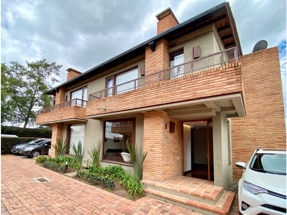 CHIA. Casa campestre de 2 niveles en venta