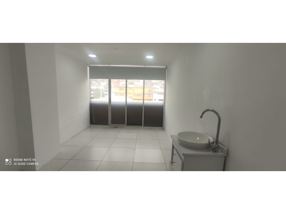 VENDO Y/O ARRIENDO OFICINA O CONSULTORIO- EN EL COUNTRY-MI