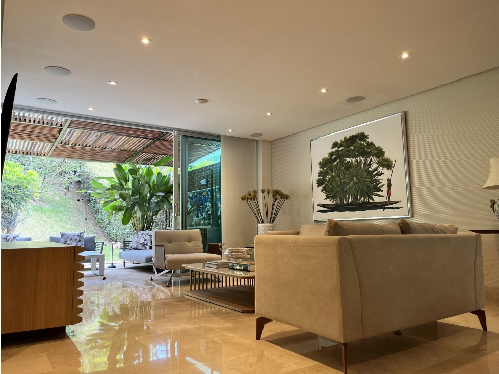 VENDO HERMOSA CASA REMODELADA EN ENVIGADO