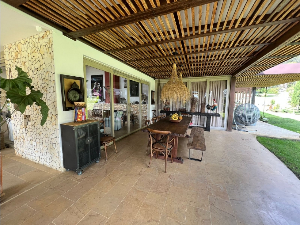 VENTA DE HERMOSA CASA CAMPESTRE EN FIZEBAD CON PISCINA CCZ