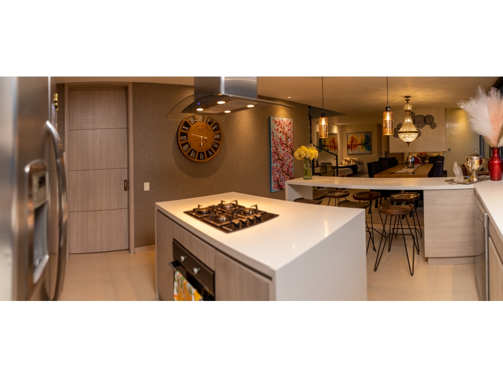 VENTA DE ESPECTACULAR PENTHOUSE REFORMADO EN PALMAS CCZ