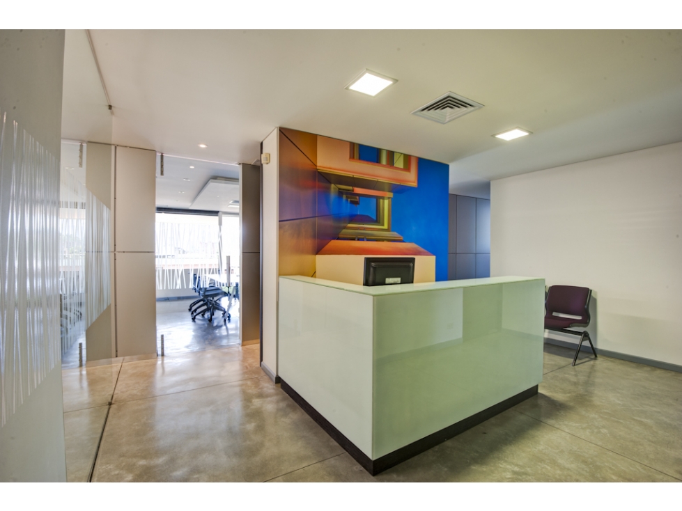 OFICINA EN VENTA Y ARRIENDO EL POBLADO EN PISO ALTO CCZ