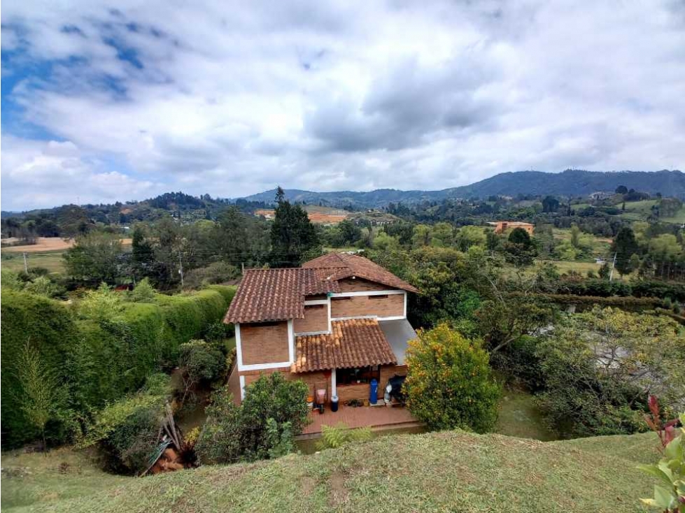 CASA CAMPESTRE EN VENTA EN GUARNE, A SOLO 10 MINUTOS DEL AEROPUERTO