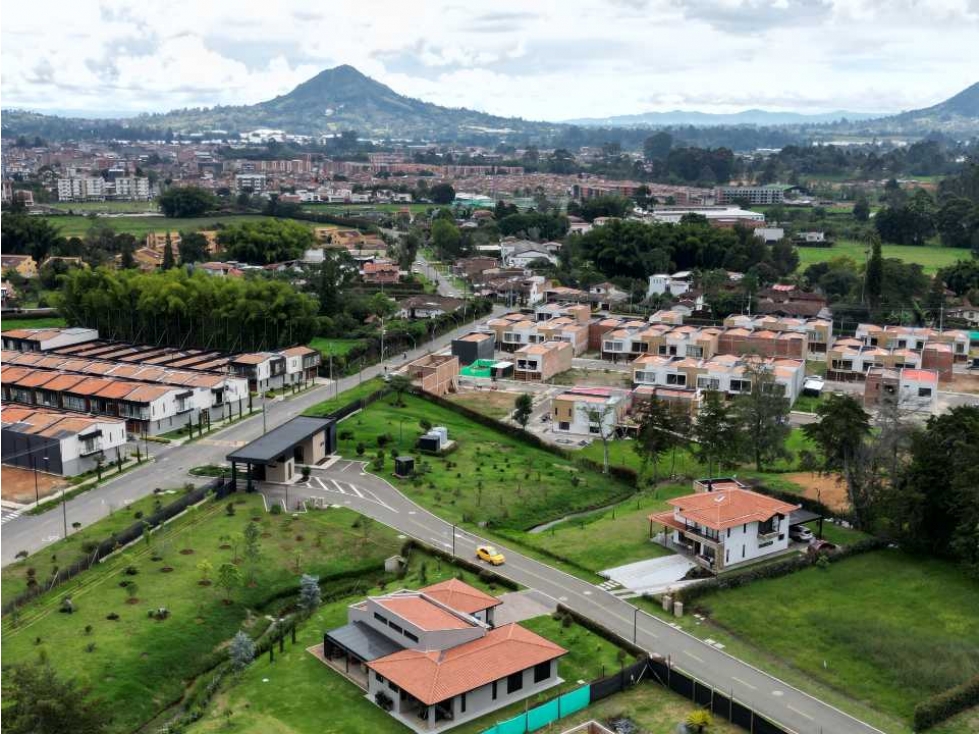 SE VENDE LOTE EN UNIDAD CERRADA EN LA CEJA
