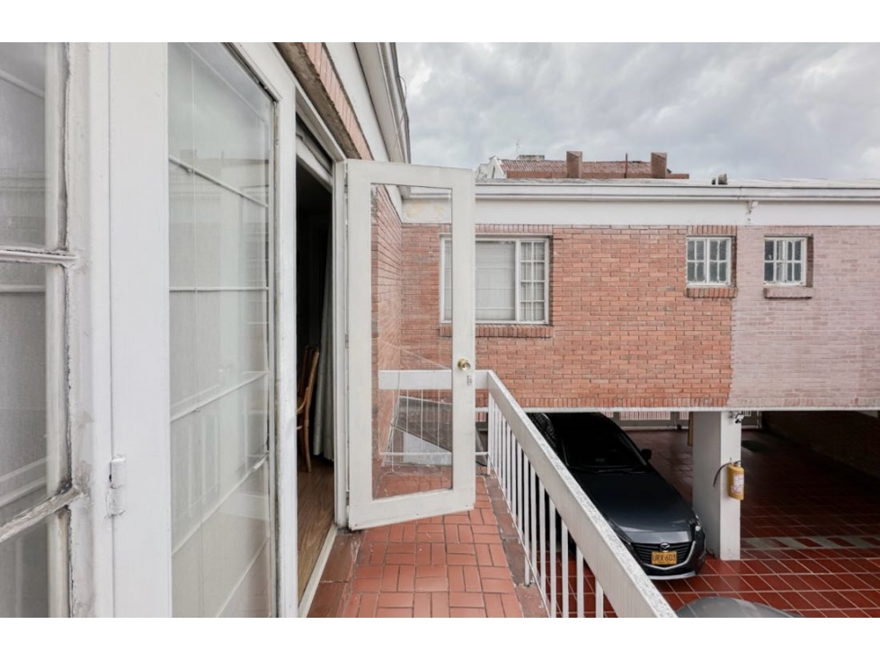 Vendo Casa esquinera Cedro Golf, 3 habitaciones y cuarto de servicio — foto 2