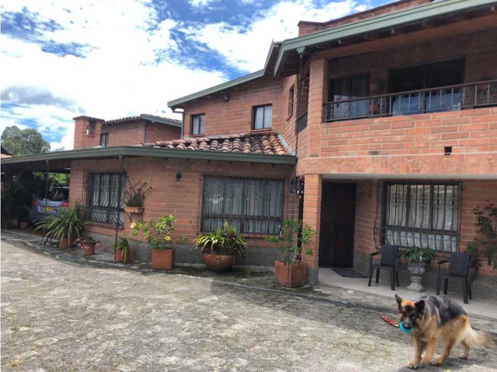 Venta de hermosa casa campestre estilo clásico y rústica en Rionegro