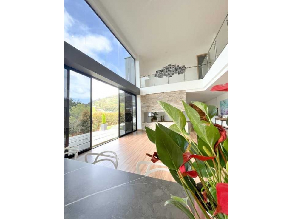 Venta de casa campestre diseño moderno en Vía Retiro cerca a Don Diego