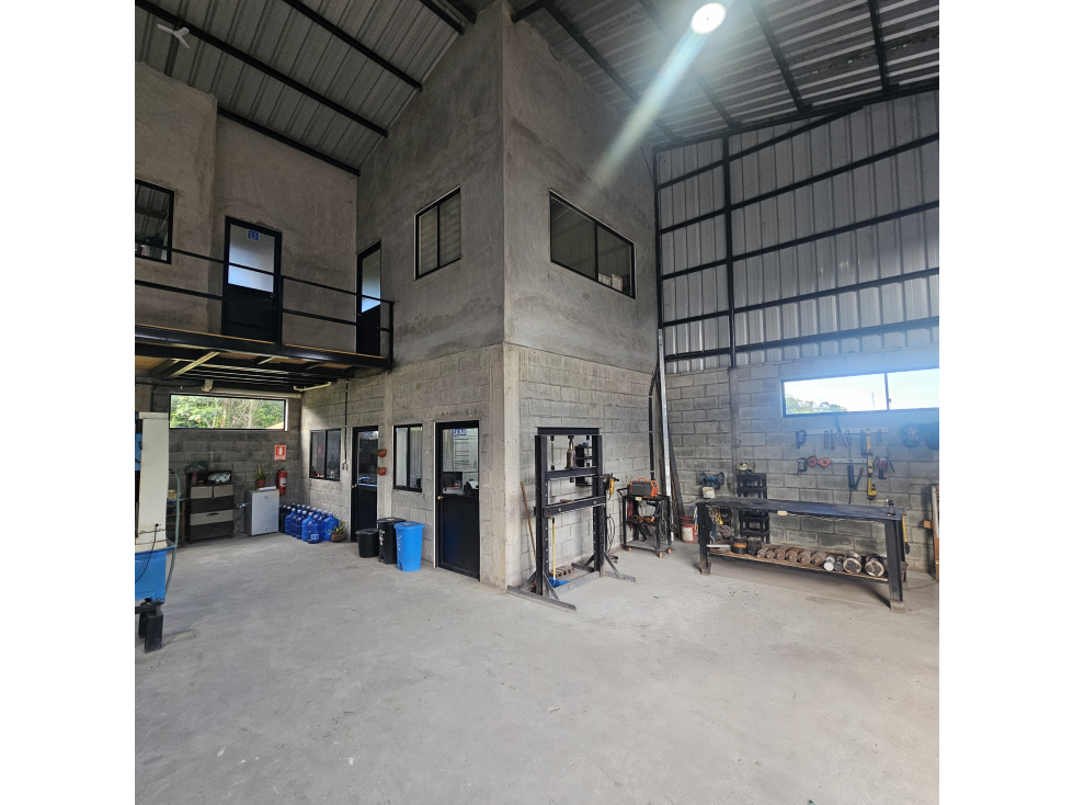 PROPIEDAD INDUSTRIAL DE 2.7 HECTAREAS - 3