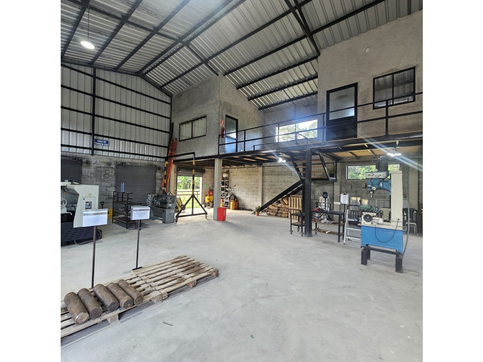 PROPIEDAD INDUSTRIAL DE 2.7 HECTAREAS - 4