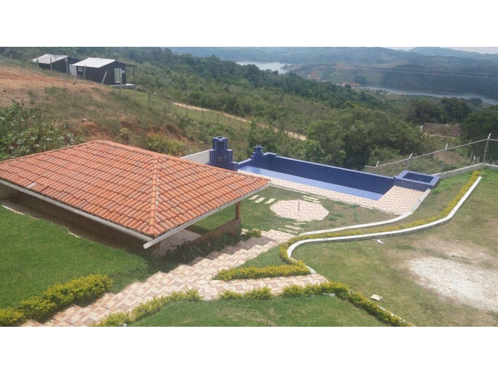 SE VENDE FINCA EN EL LAGO CALIMA RP - 4