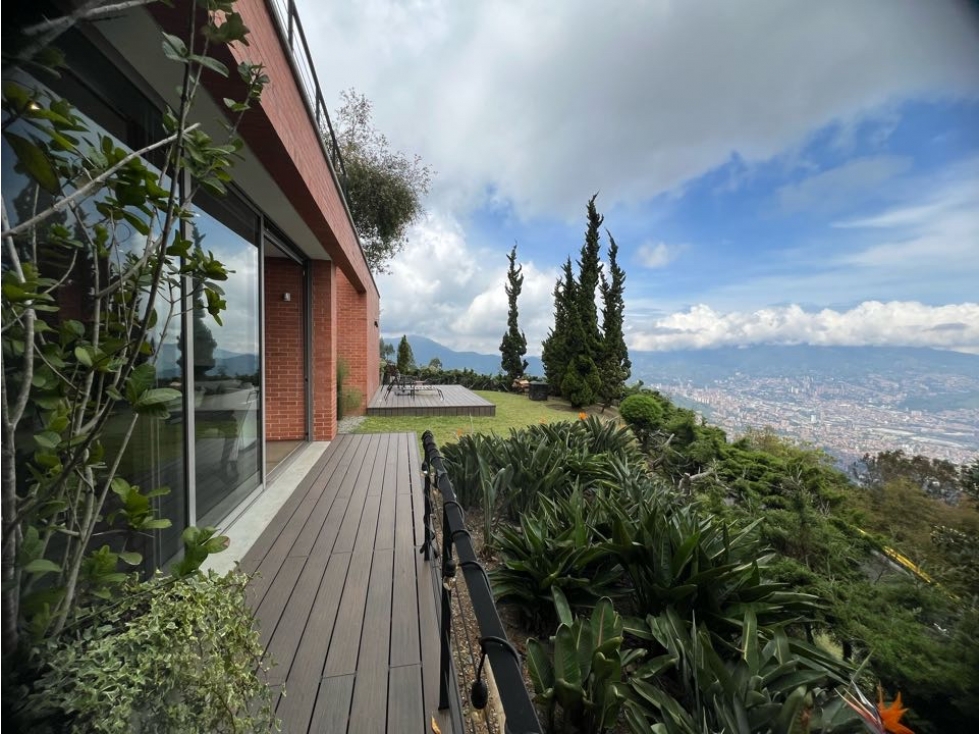 Espectacular casa en las palmas con vista a Medellín!!