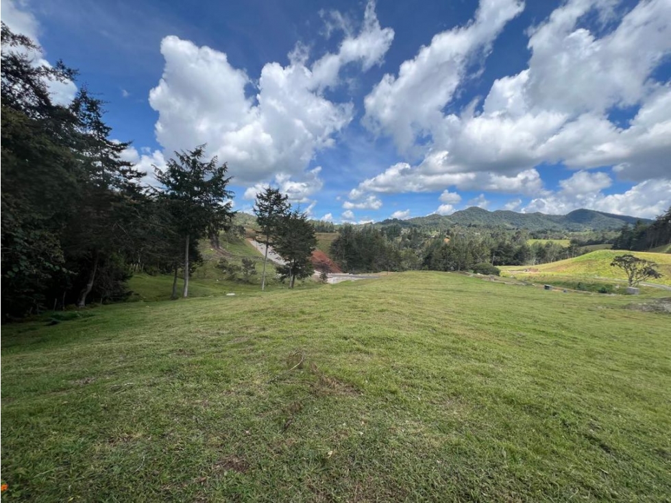 Hermoso lote en entrecielos en el retiro en la vereda pantanillo!