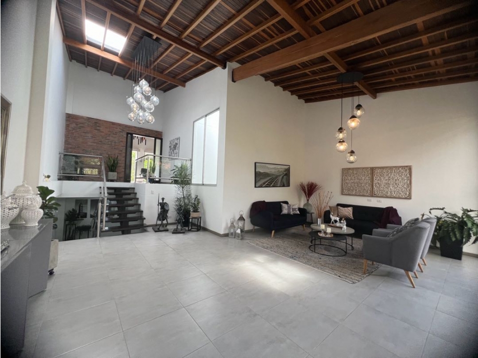 Hermosa casa en unidad cerrada en sabaneta. Sector Aves María