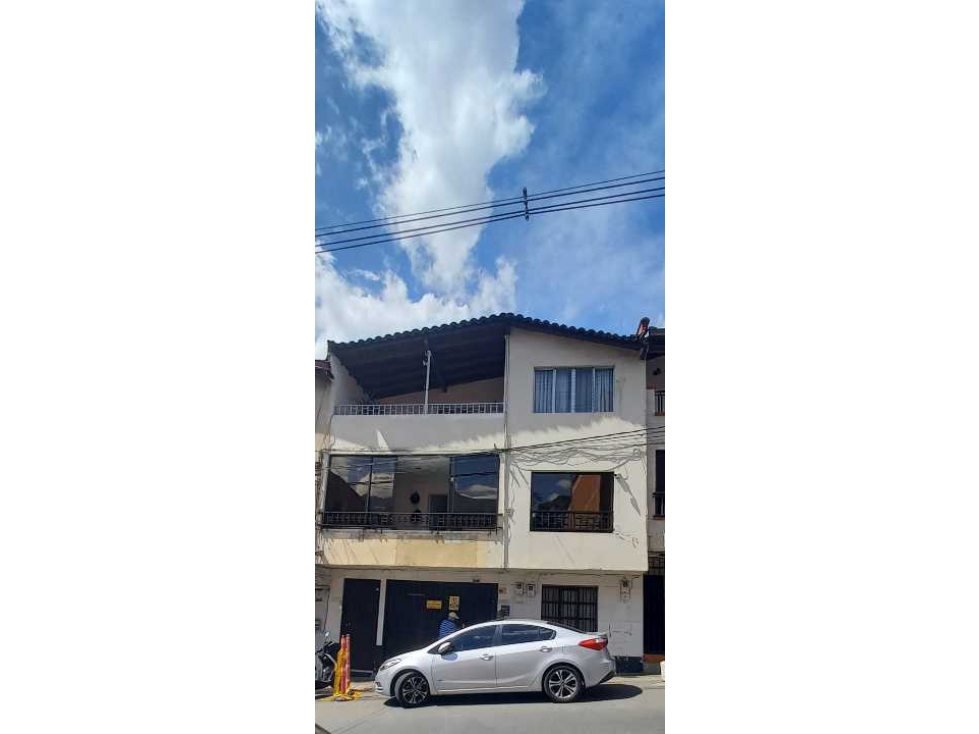Bello cerca parque. Excelente ubicación. vende todo o por piso. .
