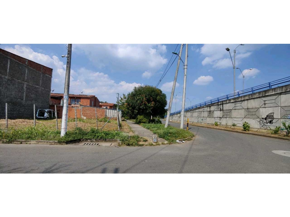 Se vende lote esquinero en Ciudad 2000.MHG.