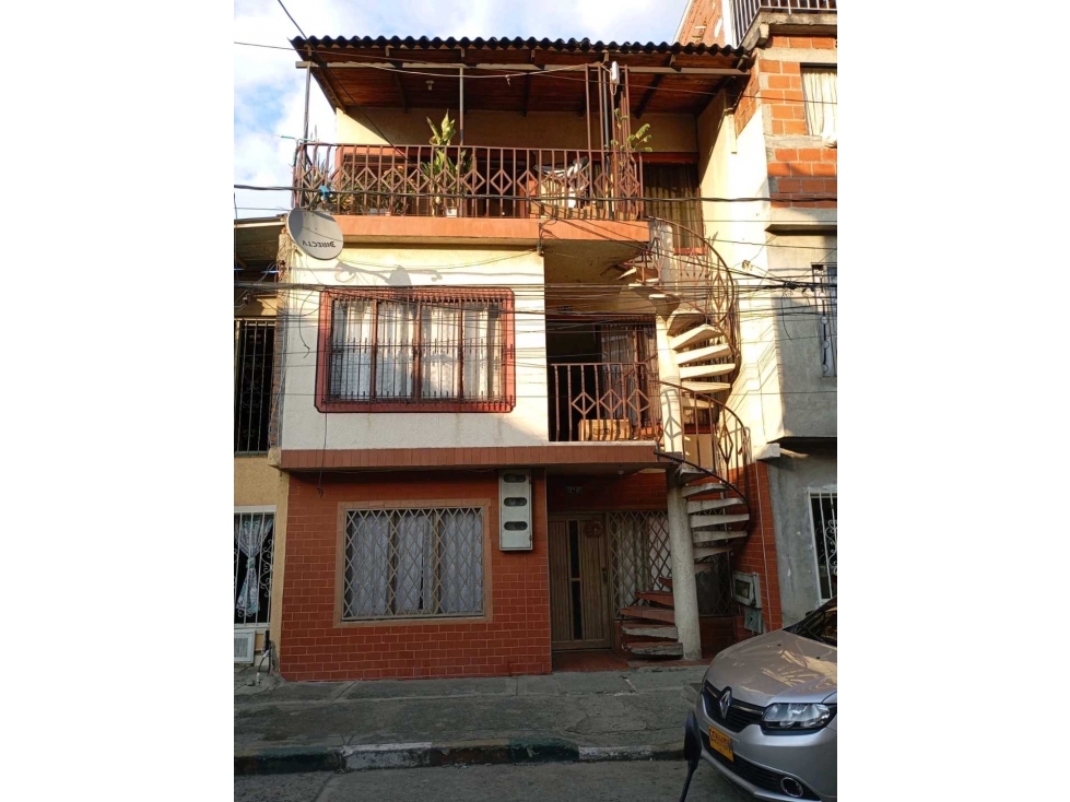 VENTA CASA TRIFAMILIAR ORIENTE LOS LAGOS AMB