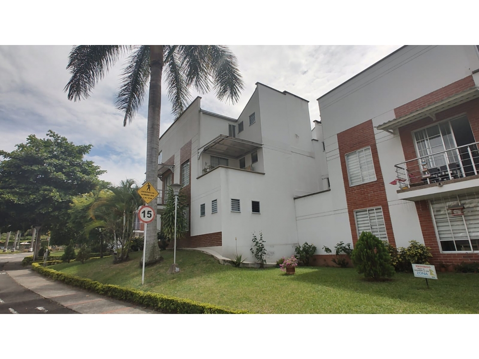 Se vende casa en el conjunto Santa Clara Pereira