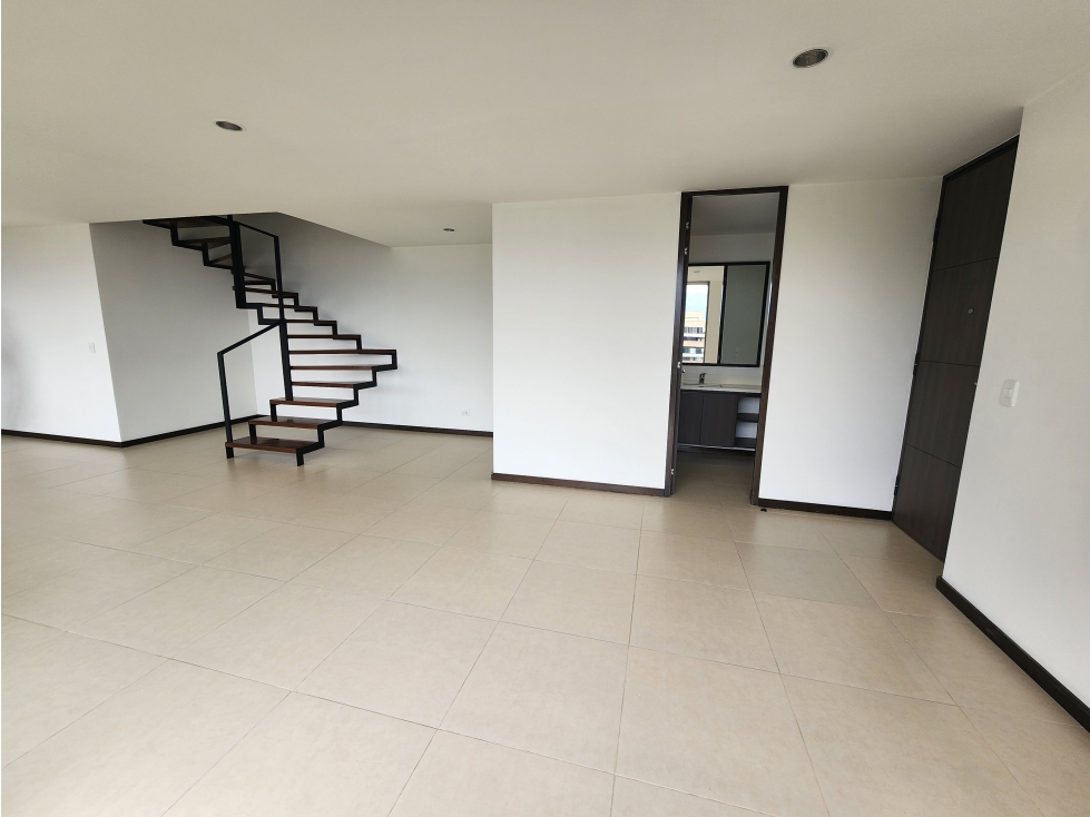 VENTA APARTAMENTO DUPLEX EN ALTOS DEL POBLADO, VISTA CIUDAD. — foto 3