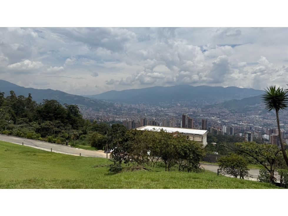 Excelente lote en venta con vista a Medellín, Los Balsos - El Poblado — foto 2